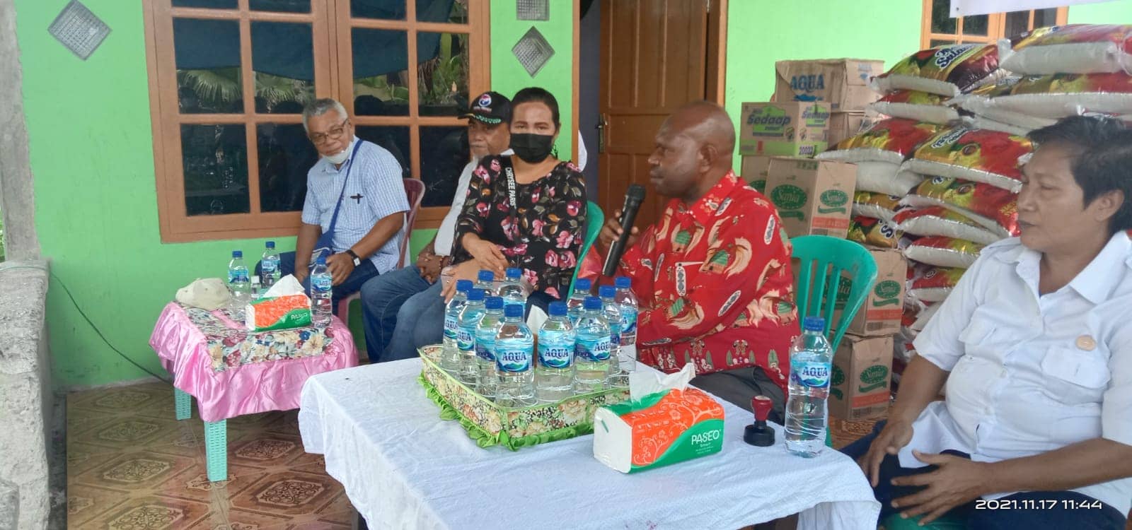 Foto: Hadmarus Waka Anggota DPRD Mimika, Samuel Bunay (tengah) saat menggelar reses, Rabu (17/11) kemarin di Kelurahan Perintis.