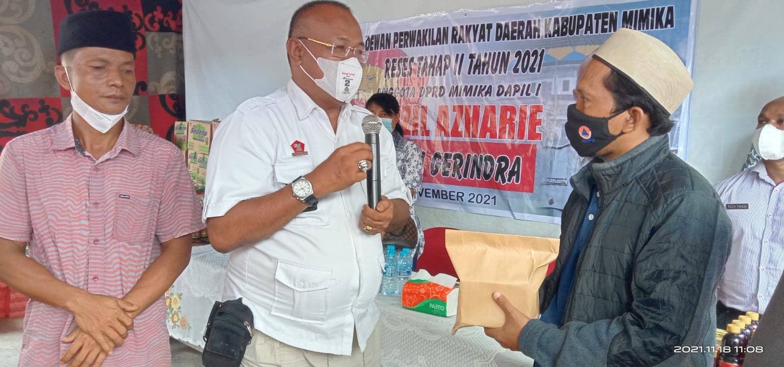 Tanzil menyerahkan bantuan sembako untuk warga yang hadir