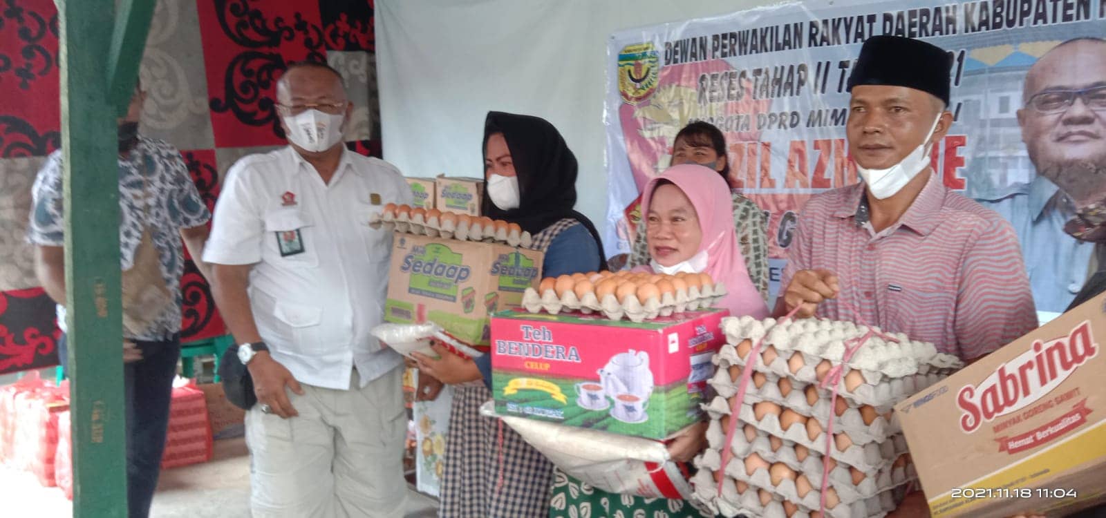 Tanzil menyerahkan bantuan sembako untuk warga yang hadir