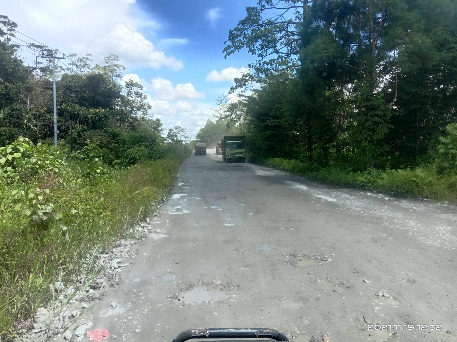 Jalan Mayon rusak parah.