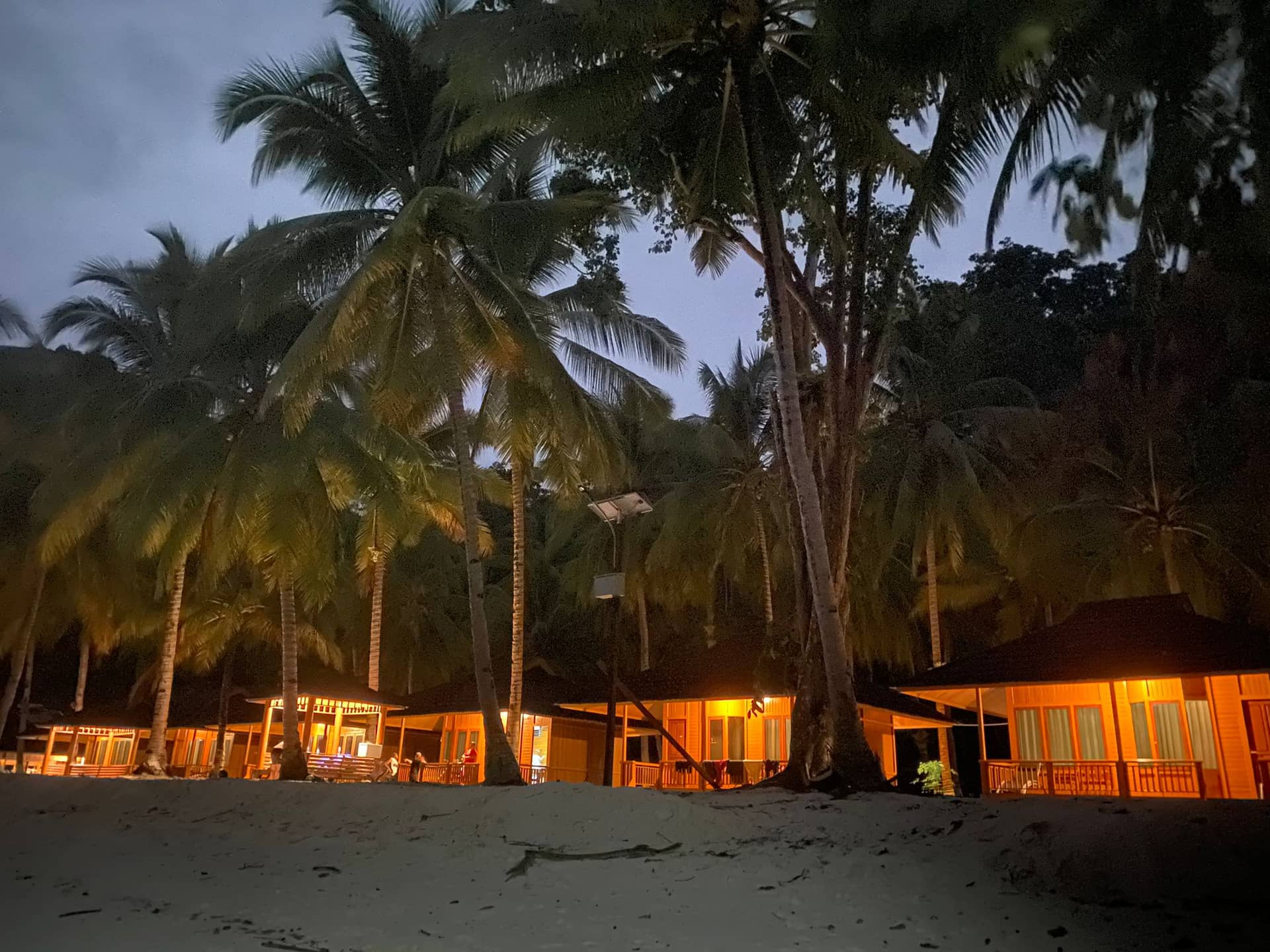 Deretan resort di Pantai Ermun.