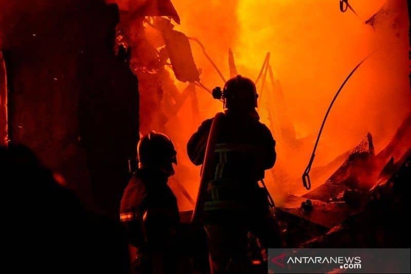 Ilustrasi berita BERITA UTAMA: Puluhan Orang Terjebak Di Area Tambang