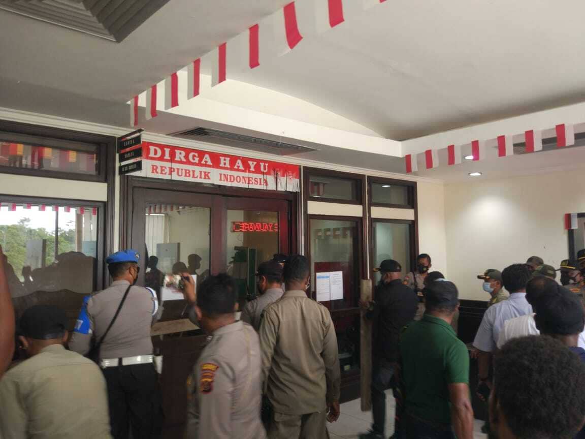 Ilustrasi berita Mimika: Setelah 3 Jam Dipalang FPHS, Ruang Kerja Bupati Mimika Kembali Dibuka, Dion: Ini Melanggar Aturan!