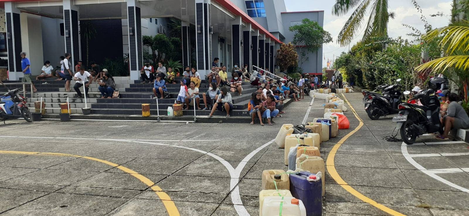 Antrian minyak tanah di Paroki St Stefanus Sempan Timika.