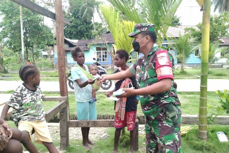 Personel TNI Koramil Mapurujaya Kodim 1710 Mimoka membagikan masker dan sarung tangan gratis kepada warga Muare