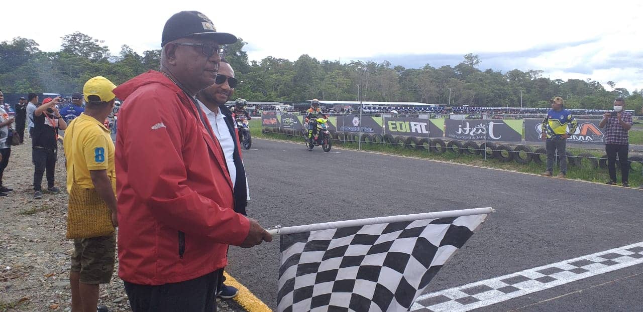 Wakil Bupati Mimika, Johannes Rettob saat membuka secara resmi Jasti Putra Open Road Race 2021.