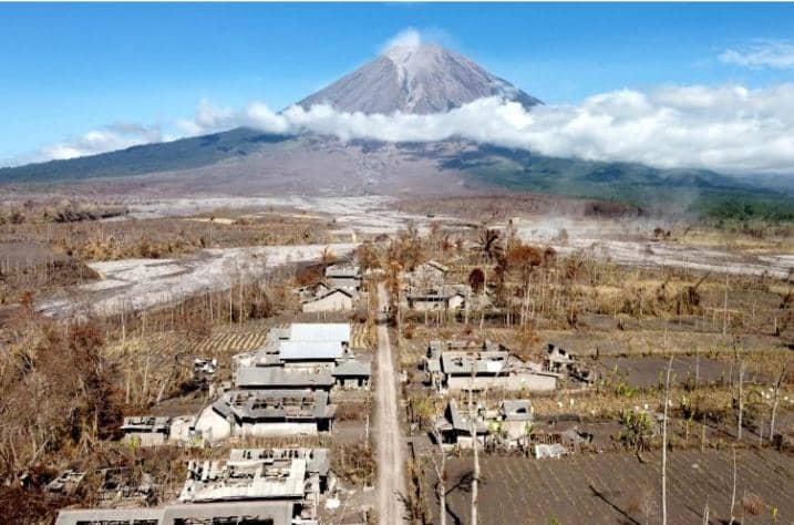 Foto udara kondisi rumah warga yang terdampak awan panas guguran Gunung Semeru di Curah Koboan, Pronojiwo, Lumajang, Jawa Timur, Senin (13/12/2021).