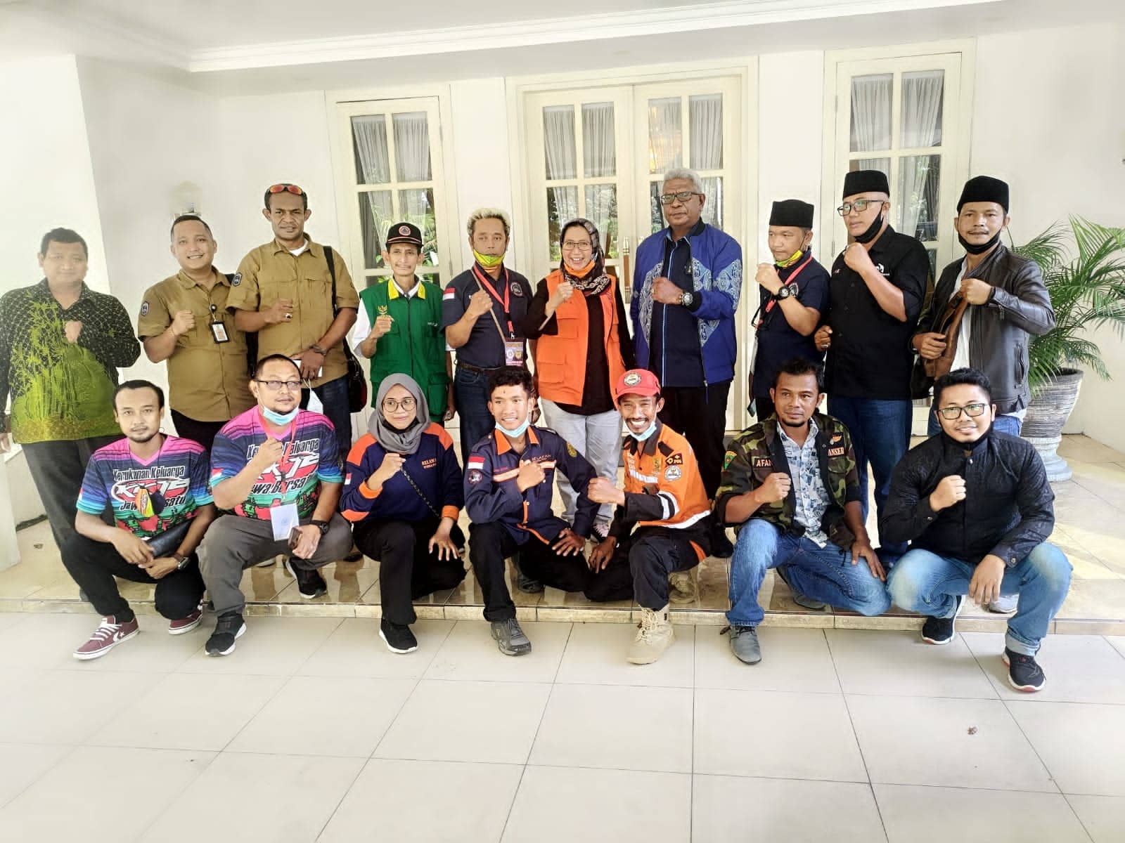 Wakil Bupati Mimika Johannes Rettob foto bersama pengurus KKJB usai menyerahkan bantuan korban erupsi gunung Semeru di Lumajang.