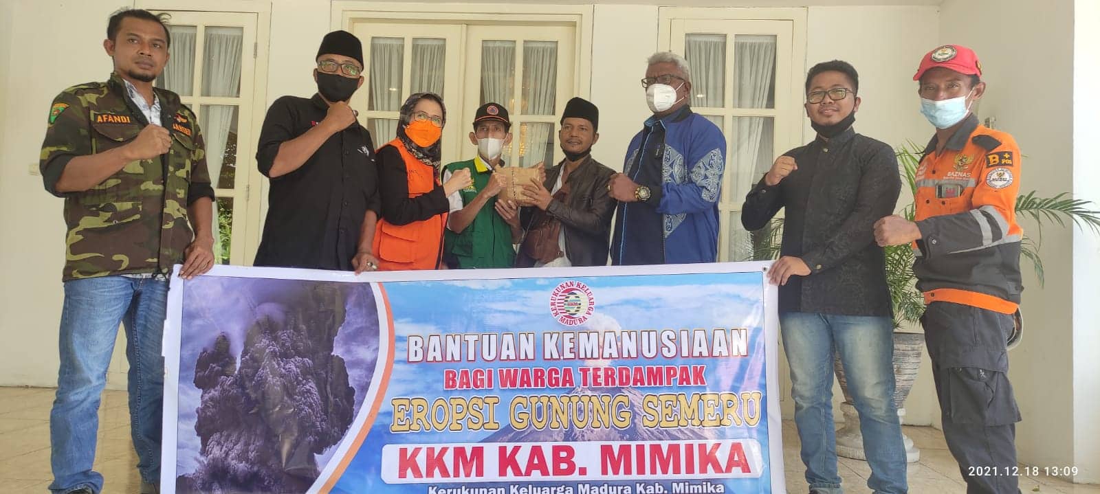 Ilustrasi berita Mimika: Didampingi Wabup John Rettob, KKM Madura Mimika Serahkan Bantuan Korban Bencana Gunung Semeru