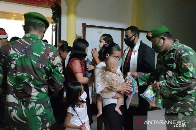 Prajurit Kodam XVII/Cenderawasih ikut membantu mengamankan ibadah Natal 25 Desember 2021 untuk memberikan kenyamanan umat Kristiani beribadah.