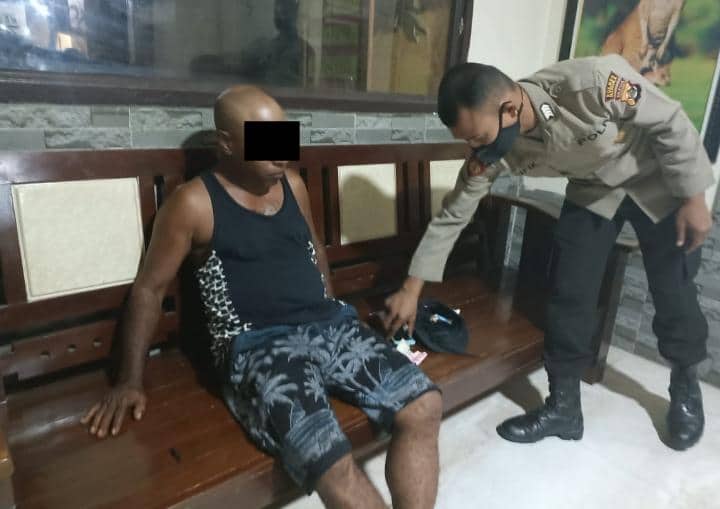 Ilustrasi berita Mimika: Niat Telanjangi Istri untuk Dipertontonkan Kepada Warga, Malam Ini Polisi Ringkus Pelaku Kekerasan di Kompleks SMPN 11