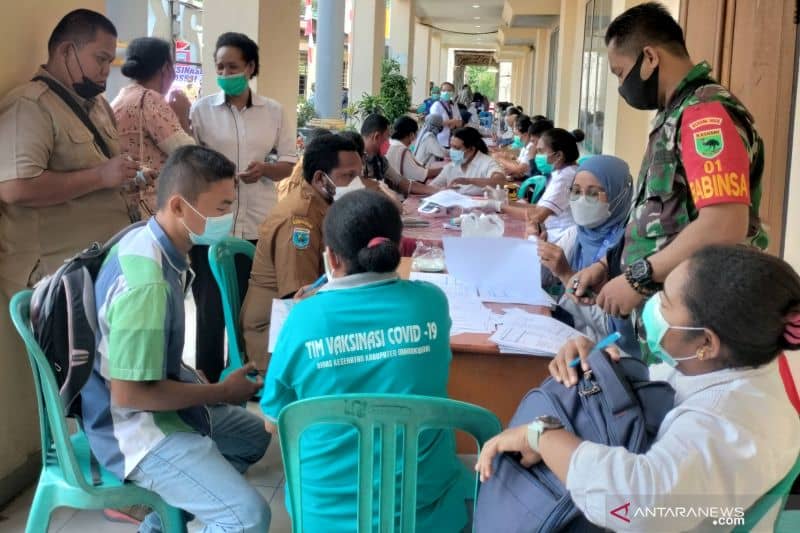 Vaksinasi massal aparat pemerintah dan masyarakat umum di Kabupaten Manokwari, Provinsi Papua Barat.