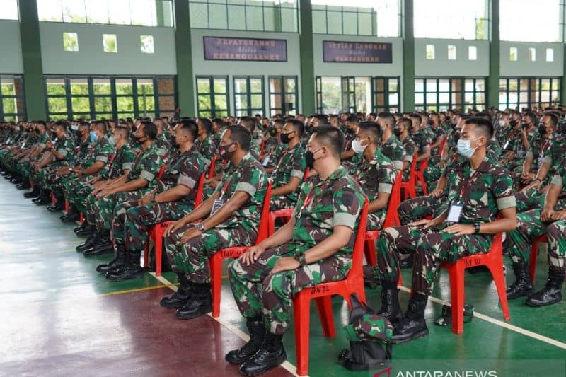 Prajurit TNI AD BKO Papua Barat saat mengikuti pembekalan oleh Kasdam XVIII/Kasuari Brigjen TNI Djoko Andoko, di Sorong, Rabu (15/12/2021).