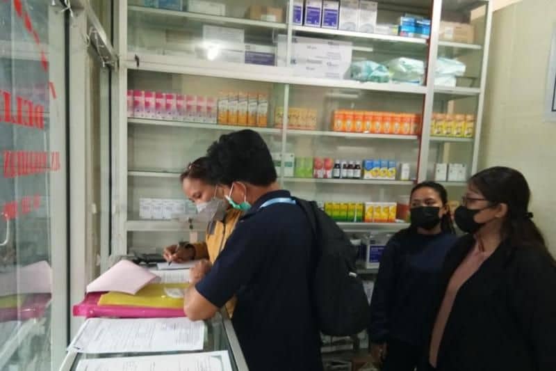 Staf BPOM Jayapura saat memantau apotek di Jayawijaya.