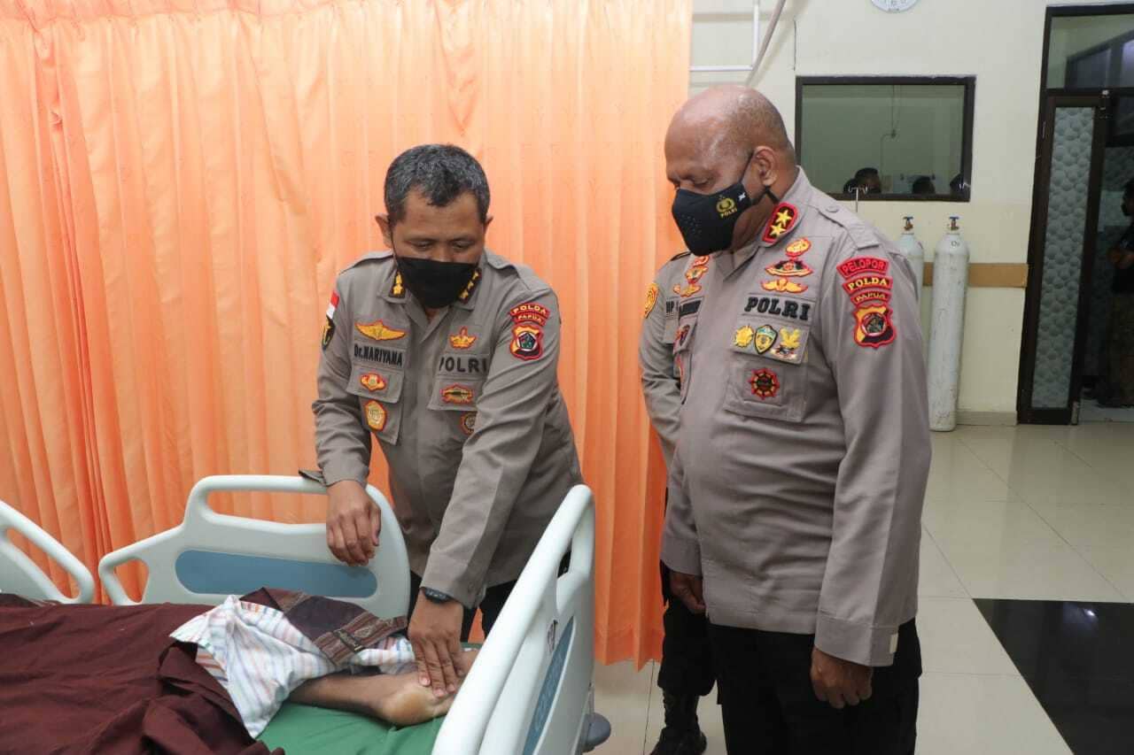 Ilustrasi berita Papua: Tadi Malam, Kapolda Papua Jenguk Anggota Brimob yang Ditembak KKB Saat Amankan Pendaratan Helikopter