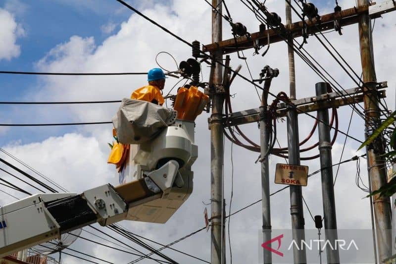 Petugas PLN sedang memeriksa kondisi kabel pasca dilanda cuaca ekstrim