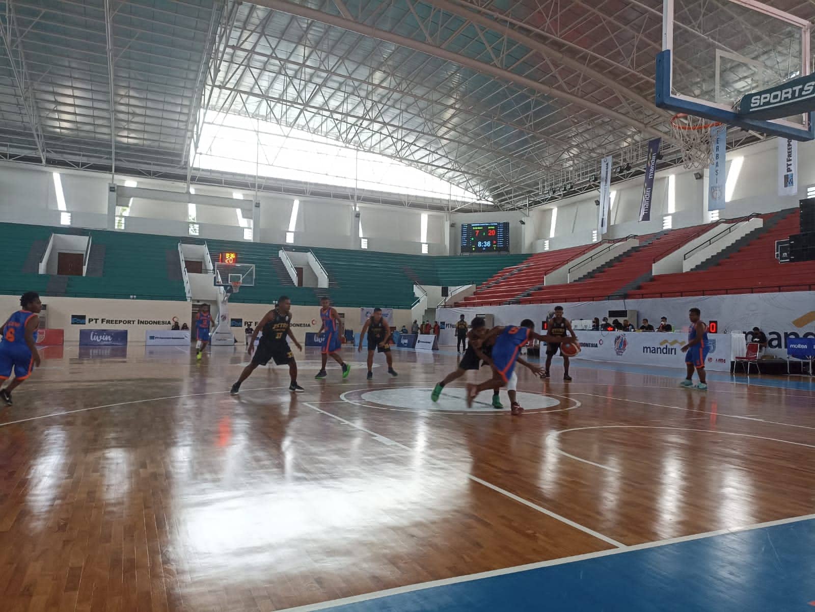 Tim Zetro berusaha merebut bola dari Bushman pada pertandingan hari ke 3 Indonesia Basketball Festival di Mimika Sport Complex, Minggu (9/1/22)