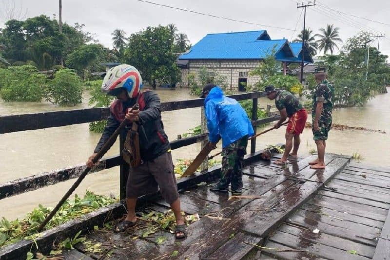 Sebanyak 240 rumah warga di Nimbokrang Distrik Nimbokrang, Kabupaten Jayapura, Papua, Minggu terendam banjir.
