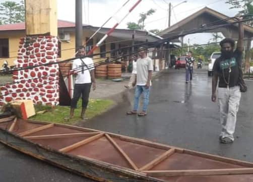 Ilustrasi berita Mimika: Angin Kencang Melanda, Pohon dan Gapura Polsek Kuala Kencana Tumbang