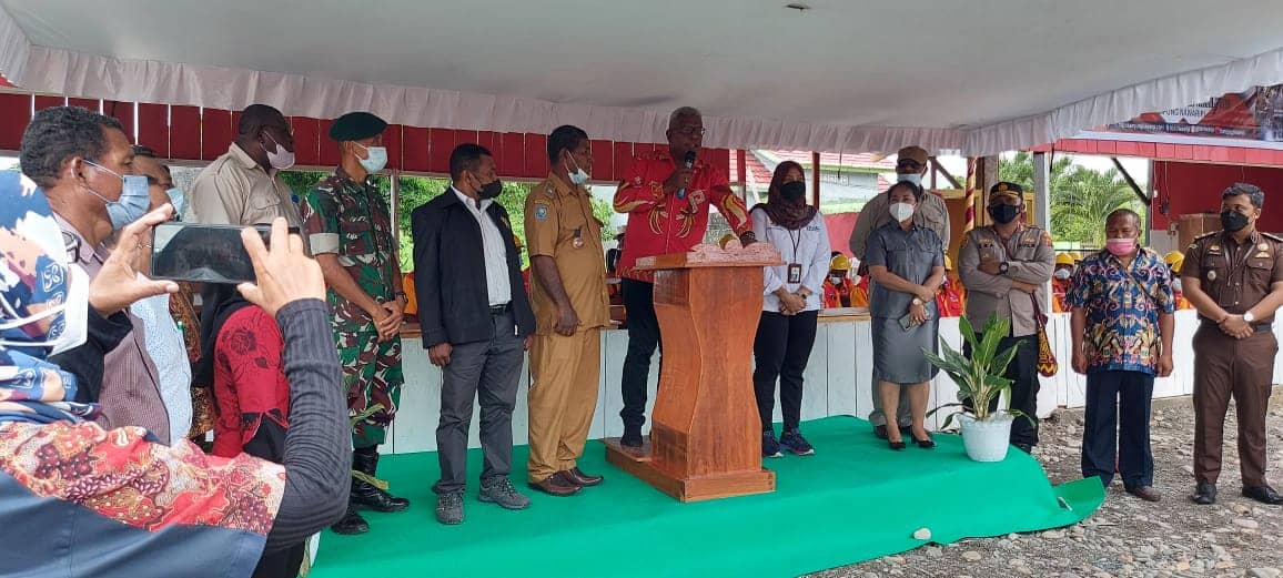 Wakil Bupati Mimika, Johannes Rettob saat meresmikan BLK Nawaripi.