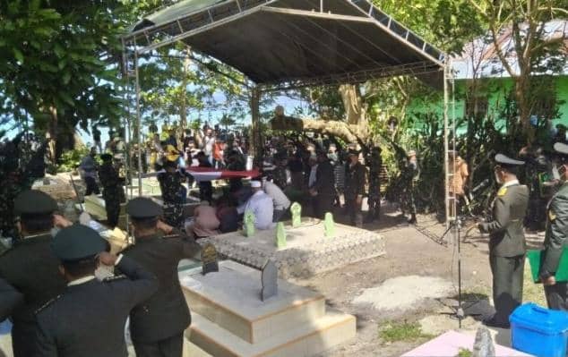 Suasana pemakaman jenasah anggota Yonif Raider 408/Suhbrastha, Praka Rahman Tomilawa (24) yang gugur dalam kontak tembak di Papua Kamis pagi (27/1), secara militer di Negeri kelahirannya Tulehu, Pulau Ambon, Kabupaten Maluku Tengah, Sabtu (29/1).