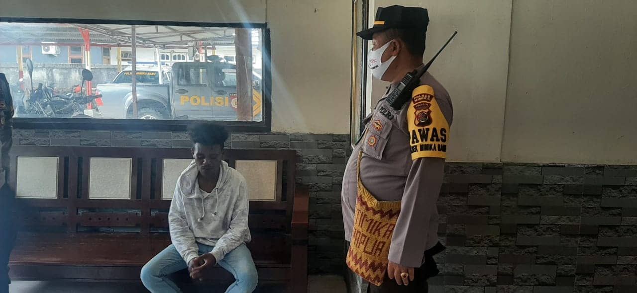 Pelaku pencurian sepeda motor saat diamankan di Polsek Miru.