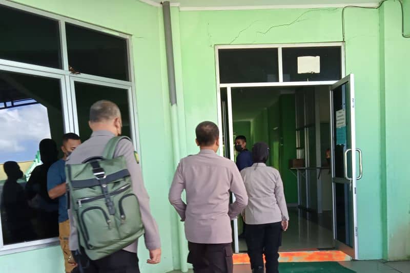Tim DVI Mabes Polri saat tiba di RSUD Sele be Solu Kota Sorong untuk melakukan identifikasi 17 jenazah korban pertikaian dua kelompok warga di Kota Sorong