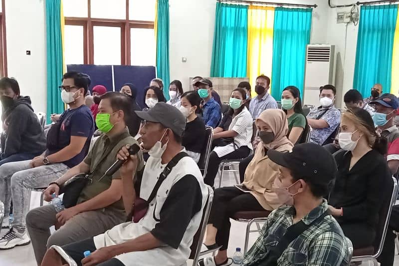 Keluarga Indah Cleo disc jockey atau DJ terpopuler asal Bukittinggi, Sumatera Barat, salah satu dari 17 korban tewas dalam pembakaran Karaoke Doubel0 di Kota Sorong pada 25 Januari 2022, saat pertemuan dengan tim DVI Mabes Polri, di Sorong, Kamis (27/1/2022).
