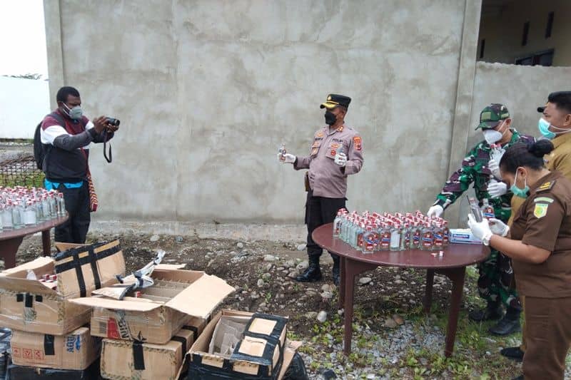 Pemusnahan minuman keras di Jayawijaya