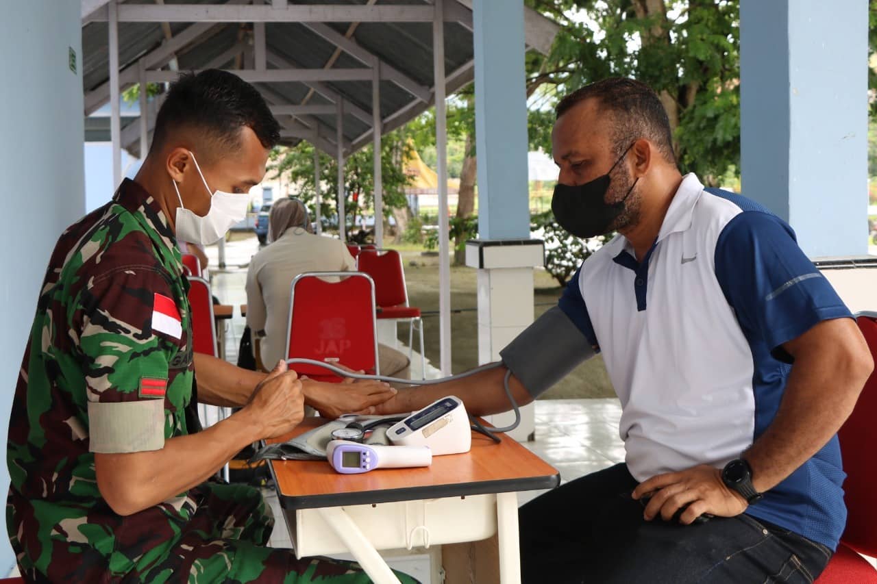 Anggota Lanud Silas Papare Jayapura saat mengikuti vaksinasi booster.