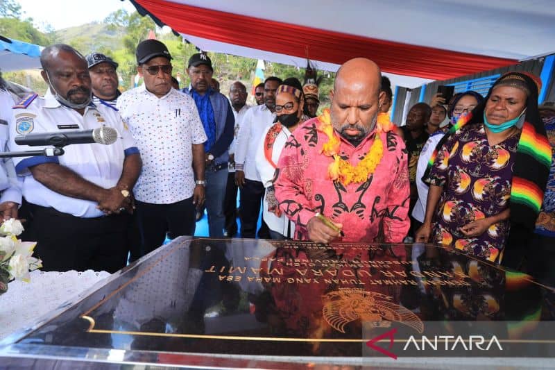 Gubernur Papua Lukas Enembe meresmikan Bandar Udara Mamit, Distrik Kembu, Kabupaten Tolikara yang ditandai dengan penandatanganan prasasti