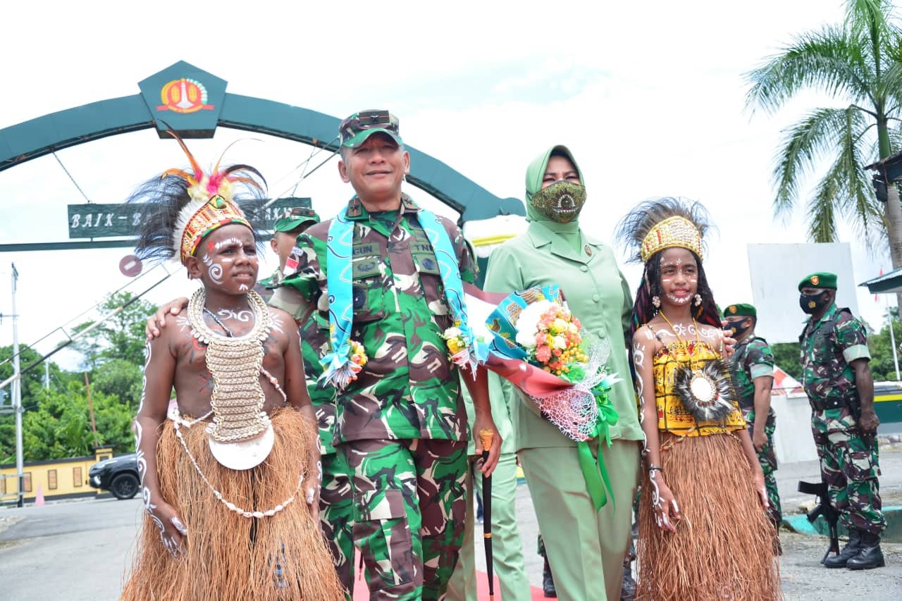 Danrem Brigjen TNI Bangun Narwoko bersama sang istri saat diterima di Timika.
