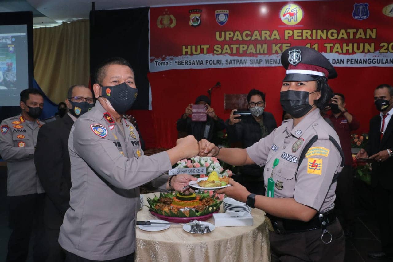 Wakapolda Papua Brigjen Pol. Dr. Rudi Eko Sudarto saat hadiri Upacara HUT Satpam