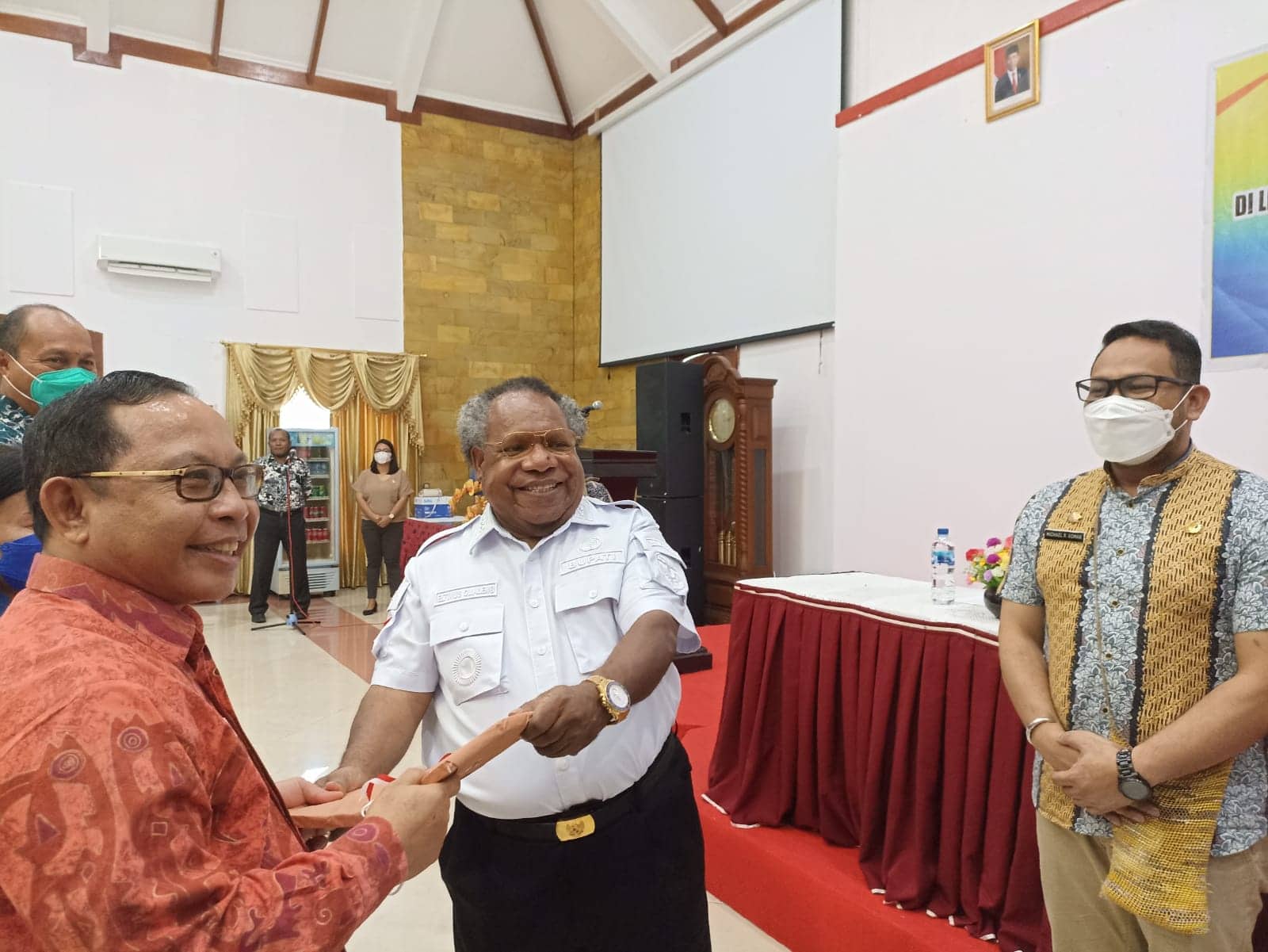Ilustrasi berita Mimika: Hari Ini, Bupati Mimika Serahkan DPA APBD Mimika TA 2022, Rencana Rolling Jabatan Belum Terlihat