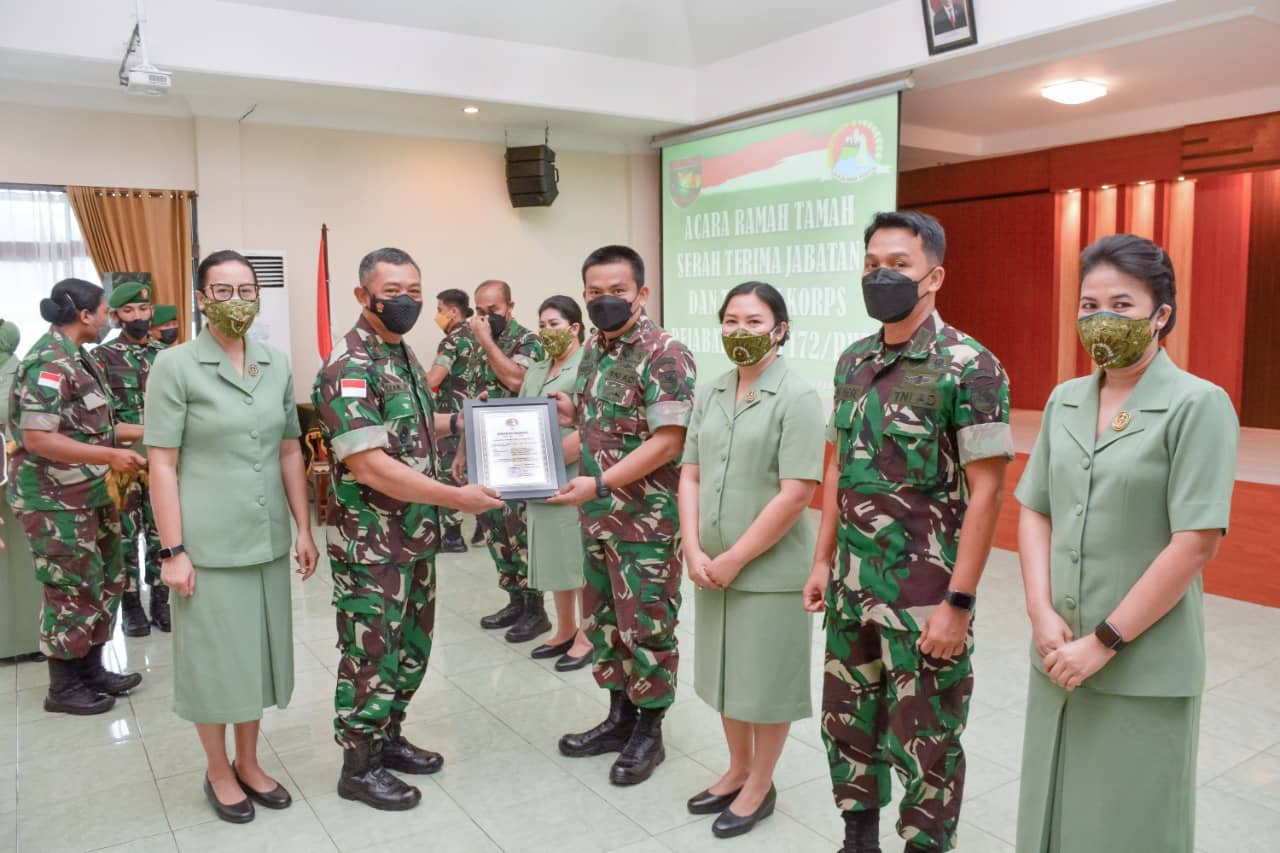 Danrem Brigjen TNI Izak Pangemanan saat memimpin upacara Sertijab di Aula Makorem 172/PWY.