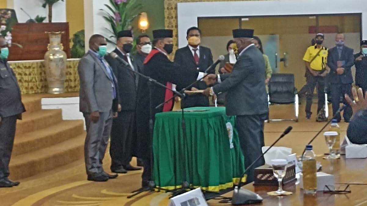 Penyerahan SK Gubernur Papua disela-sela acara pelantikan