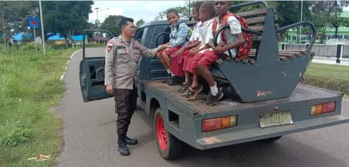 Ilustrasi berita Papua: Salut! Selain Menjaga Keamanan, Polisi Perbatasan Sota RI-PNG Juga Antar Jemput Siswa Sekolah