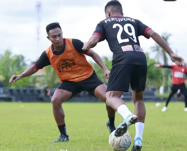 Foto: Persipura1963 Terlihat para pemain Tim Persipura Jayapura sedang berlatih jelang laga melawan Persib Bandung.