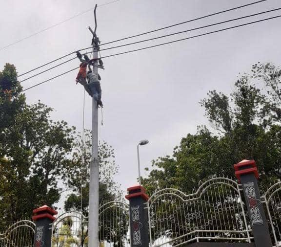 Caption, Petugas PLN saat melakukan perbaikan jaringan