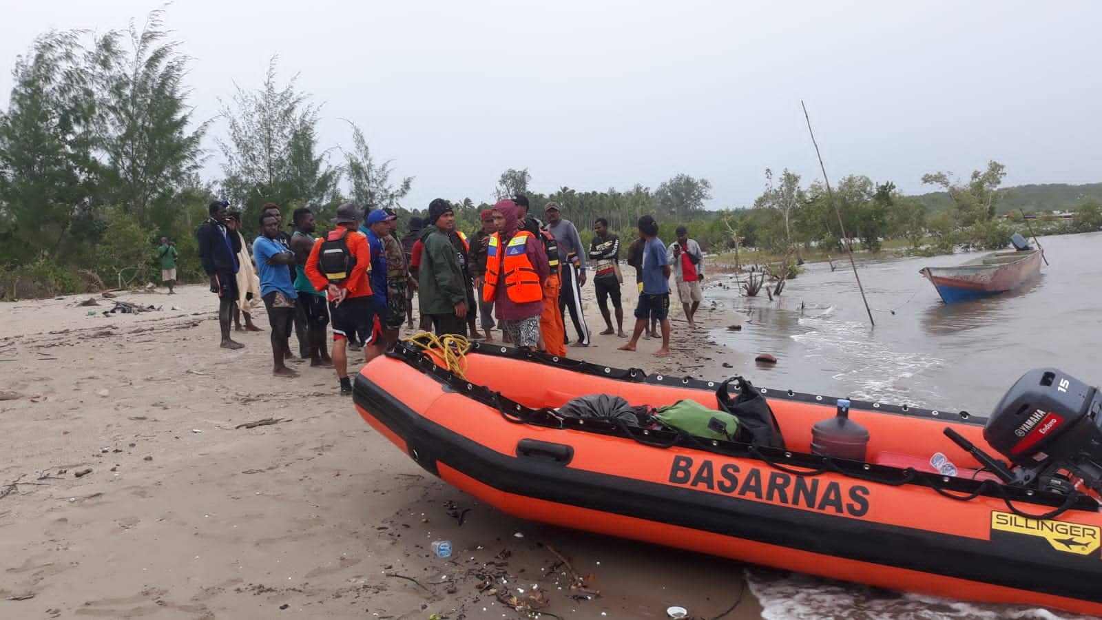 Ilustrasi berita Mimika: Jalan Kaki di Pinggir Pantai Kokonao Cari Suami Istri yang Tenggelam, SAR Timika Bermalam di LKP