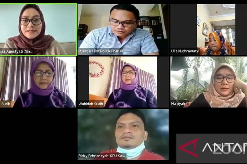 Tangkapan layar Direktur Eksekutif Perkumpulan untuk Pemilu dan Demokrasi (Perludem) Khoirunnisa Nur Agustyati (sudut kanan paling atas) saat menjadi narasumber dalam diskusi publik bertajuk “Catatan Publik untuk Uji Kelayakan dan Kepatutan Calon Anggota KPU dan Bawaslu” yang disiarkan langsung di kanal YouTube Puskapol FISIP UI, dipantau dari Jakarta, Minggu (6/2/2022).
