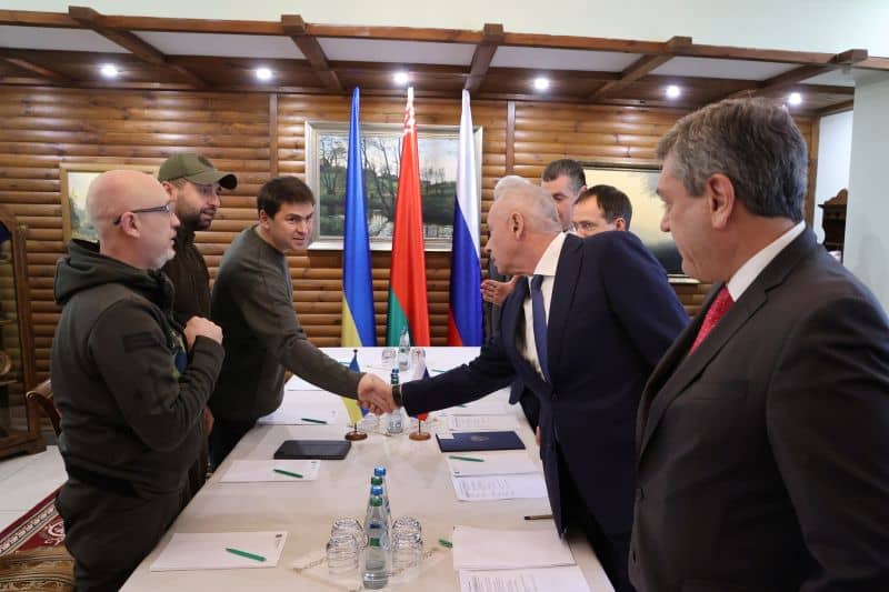 Para pejabat Rusia dan Ukraina melakukan perundingan di Brest, Belarus, Kamis (3/3/2022)