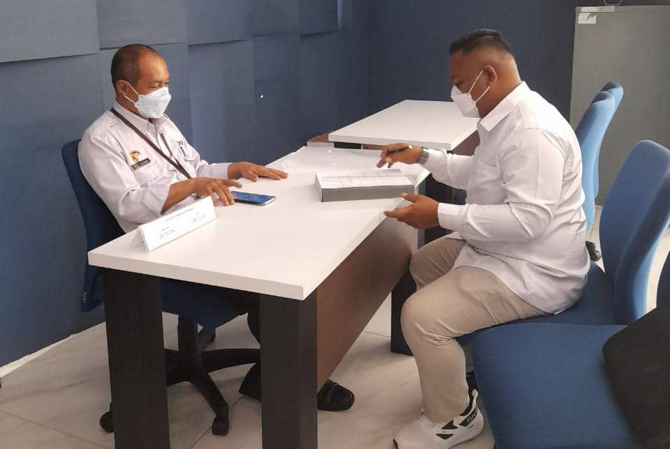Akbar Balyanan saat memasukan pengaduan ke DKPP-RI
