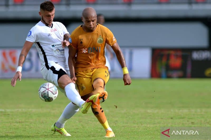 Pesepak bola Persipura Jayapura Yevhen Bokhashvili (kiri) berebut bola dengan pesepak bola Bhayangkara FC Anderson Salles (kanan)