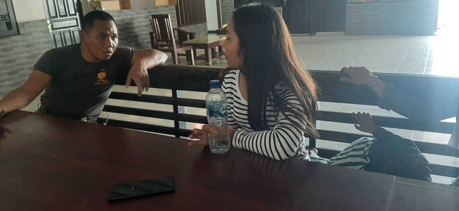 Agata saat melapor di Polsek Miru