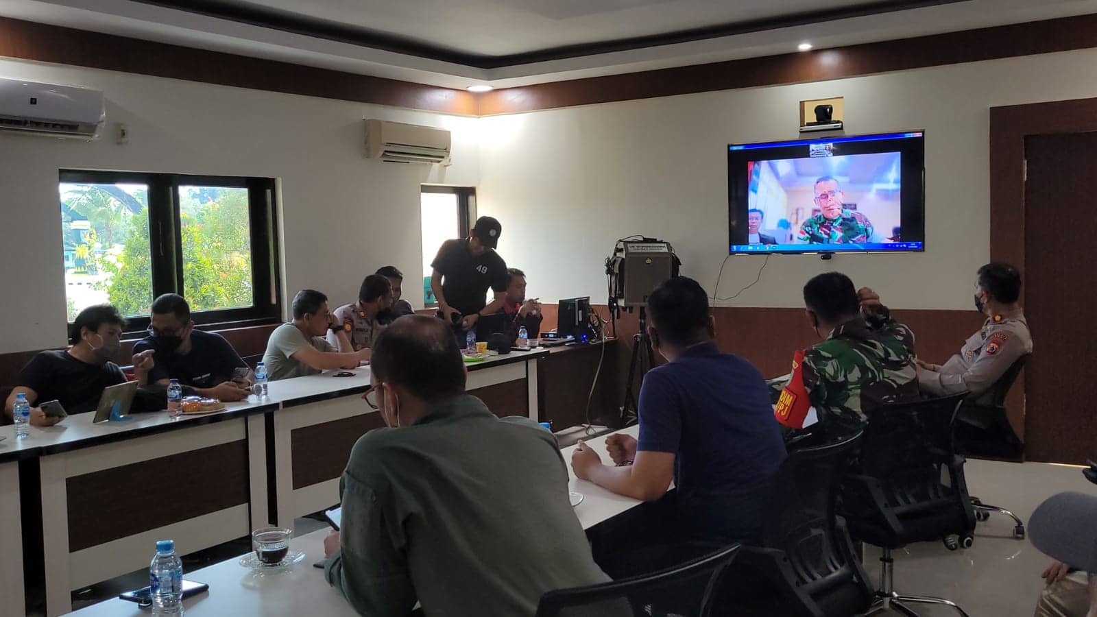 Caption, rapat evakuasi korban pembunuhan KST