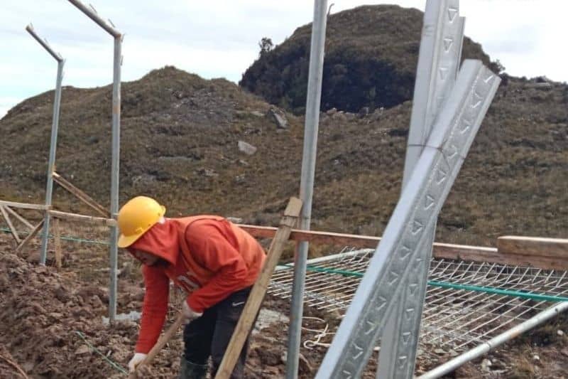 Karyawan PT PTT sedang mengerjakan pembangunan tower (BTS) di Papua