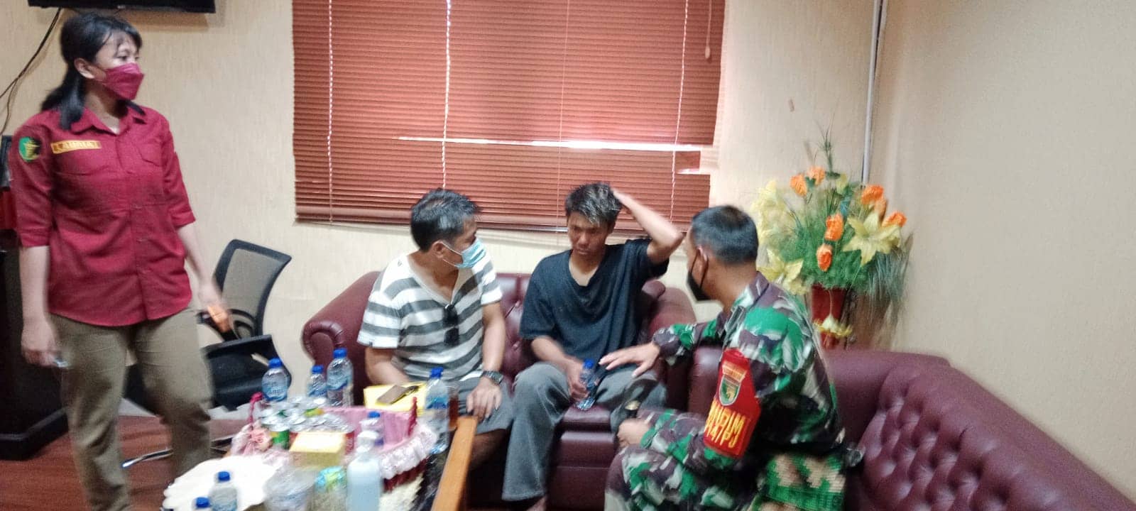 Nelson Sarira, satu-satunya korban selamat saat tiba di Timika.