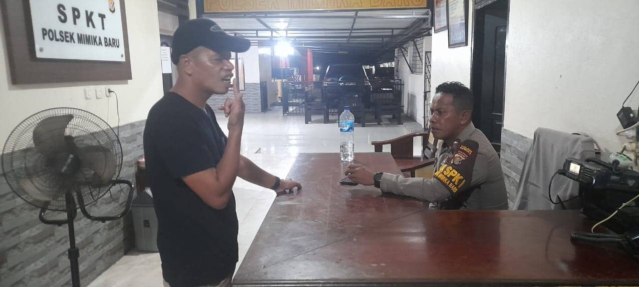Buce menunjuk bagian bibirnya yang dihajar IN.
