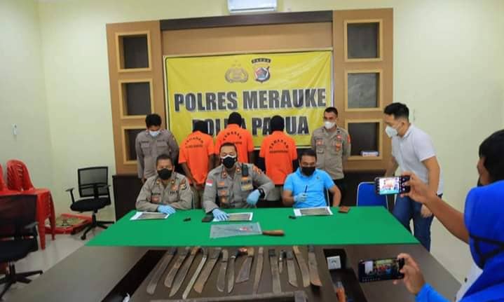 Foto: Istimewa Wakapolres Merauke Kompol Leonardo Yoga, SIK didampingi jajaran saat menggelar konferensi pers di Ruang Data Mapolres Merauke, Senin (7/3).